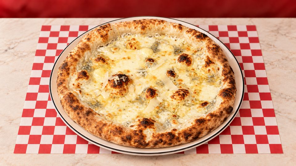 Pizza 4 Fromages — Crème fraîche, brie, gorgonzola, emmental, mozzarella fior di latte.