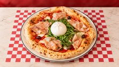 Buratissima — Sauce tomate, oignons, basilic, burrata, olives, roquette, jambon cru.