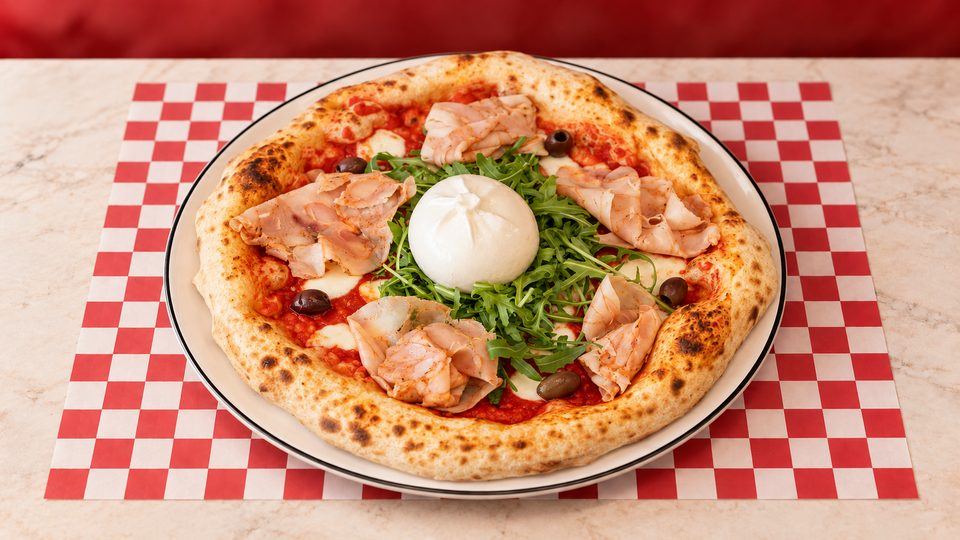 Pizza Burratissima — burrata entière, roquette, charcuterie halal, olives