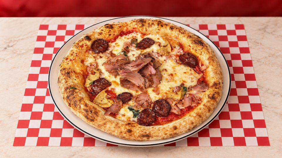 Pizza Chef — Sauce tomate, mozzarella fior di latte, chorizo, jambon, pastrami.