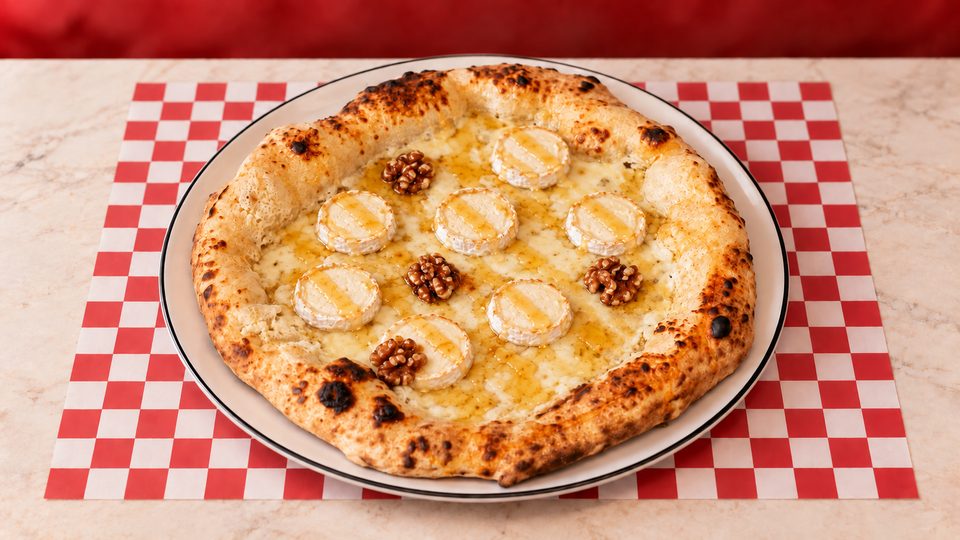Pizza Chèvre Miel — Crème fraîche, chèvre, miel, noix, mozzarella fior di latte.