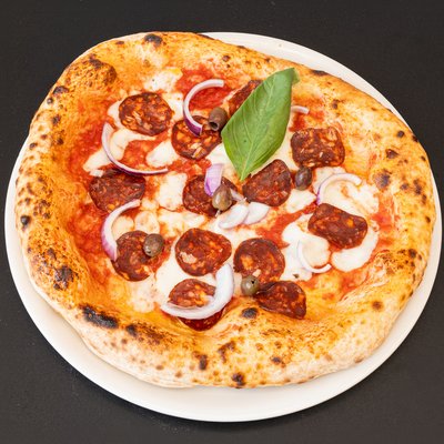 Diavola — Sauce tomate, mozzarella fior di latte, chorizo, olives, oignons.