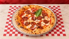 Diavola — Sauce tomate, mozzarella fior di latte, chorizo, olives, oignons.