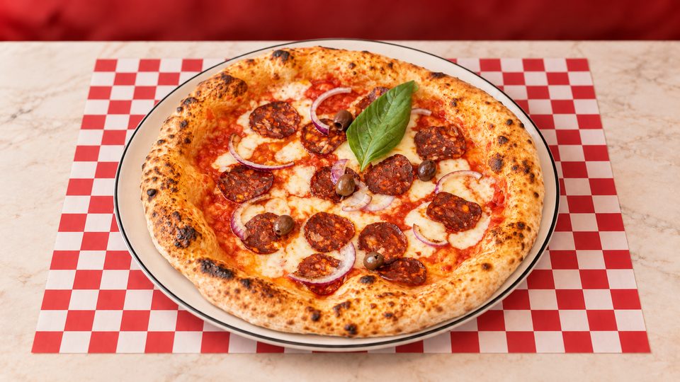 Pizza Diavola — mozzarella, charcuterie piquante halal, oignons rouges, câpres, basilic