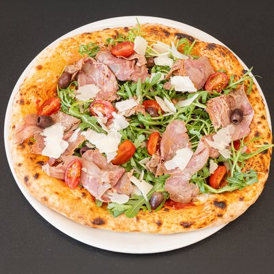 Italiana — Sauce tomate, mozzarella fior di latte, jambon fumé sec, roquette, par