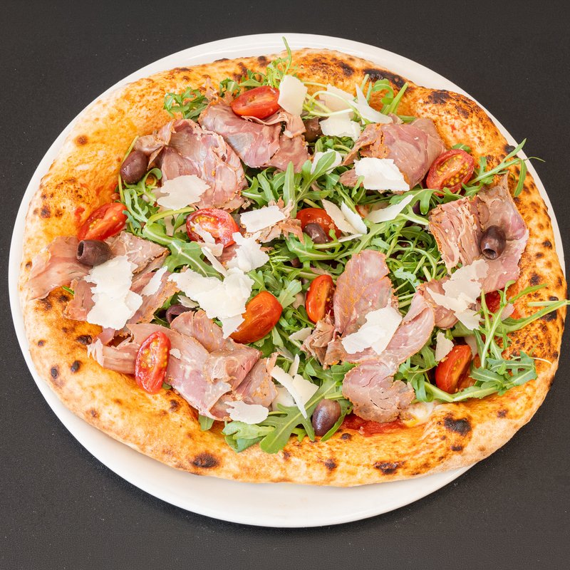 Pizza Italianna — roquette, charcuterie italienne halal, tomates cerises, copeaux de parmesan