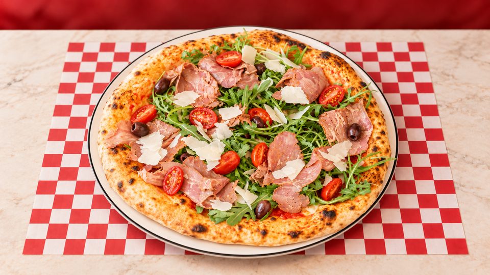 Pizza Italianna — roquette, charcuterie italienne halal, tomates cerises, copeaux de parmesan