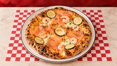 La Class — Sauce cocktail, mozzarella fior di latte, saumon, crevettes, courgettes.