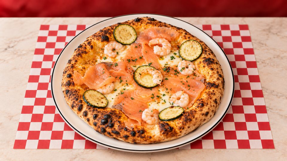 Pizza La Class — Sauce cocktail, mozzarella fior di latte, saumon, crevettes, courgettes.