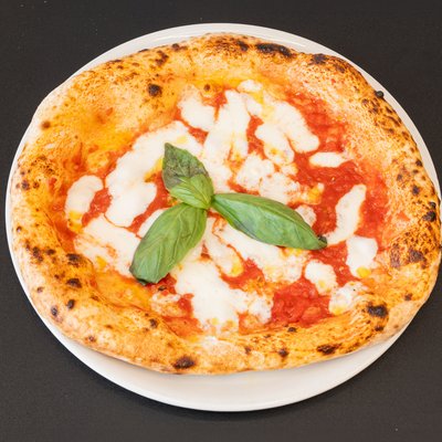 Margherita — Sauce tomate, mozzarella fior di latte, basilic.