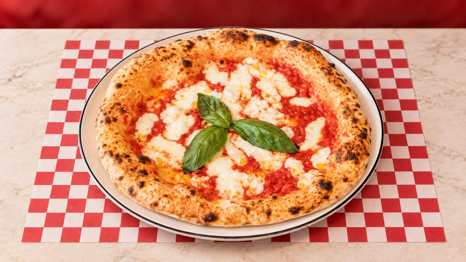 Pizza Margherita — sauce tomate, mozzarella fior di latte, basilic frais