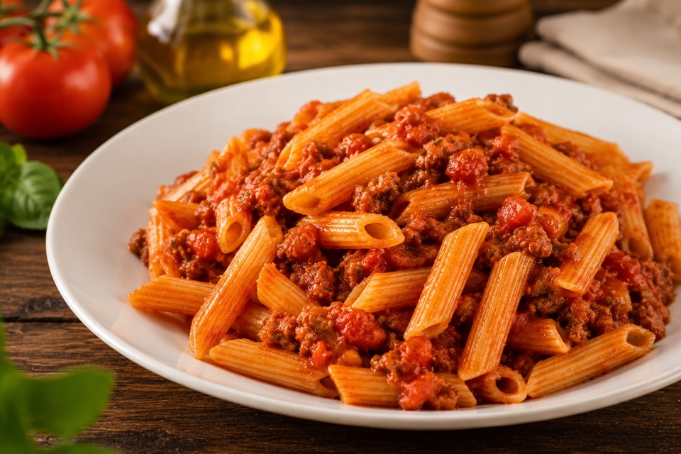 Assiette de penne à la sauce bolognaise