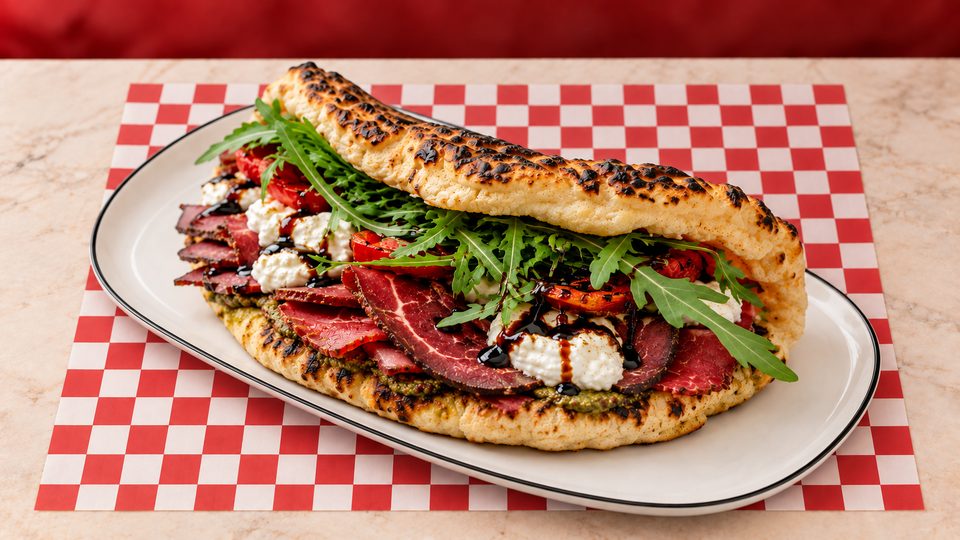 Panuozzo Campione — Stracciatella, crème balsamique, tomates confites, poivrons confits, pastrami, b