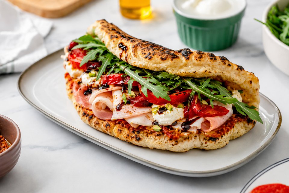 Panuozzo Rosso — Ricotta, crème balsamique, poivrons confits, jambon de poulet, mortadella pistac