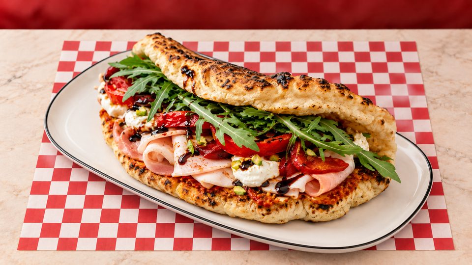 Panuozzo Rosso — Ricotta, crème balsamique, poivrons confits, jambon de poulet, mortadella pistac