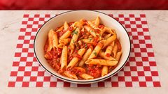 Penne all'Arabiata — Sauce tomate, ail, persil, piment sec.