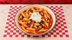 Penne alla Norma — Sauce tomate, basilic, aubergines, ricotta salée.