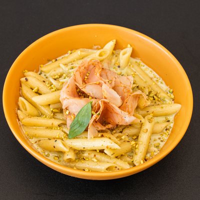 Penne al Pistacchio — Sauce pistache, jambon, parmesan.