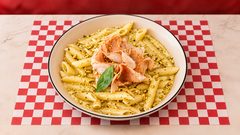 Penne al Pistacchio — Sauce pistache, jambon, parmesan.