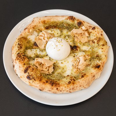 Al Pistacchio — Sauce pistache, mortadelle, burrata, mozzarella fior di latte.