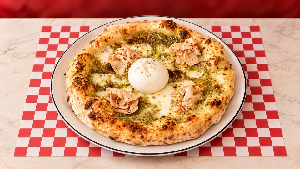 Pizza Pistacchio — pesto de pistache, burrata, charcuterie halal, éclats de pistache