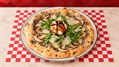Al Tartufo — Sauce truffe, mozzarella fior di latte, champignons, roquette, burrata, copeaux de parmesan, crème balsamique.