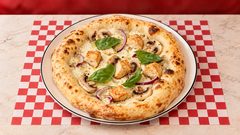 Al Pollo — Sauce parmesan, poulet, champignons, oignons, mozzarella fior di latte.