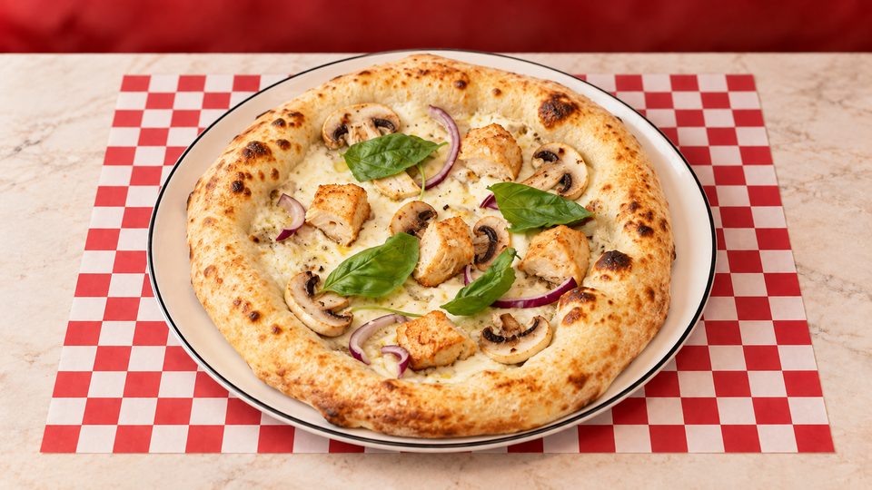 Pizza Al Pollo — Sauce parmesan, poulet, champignons, oignons, mozzarella fior di latte.