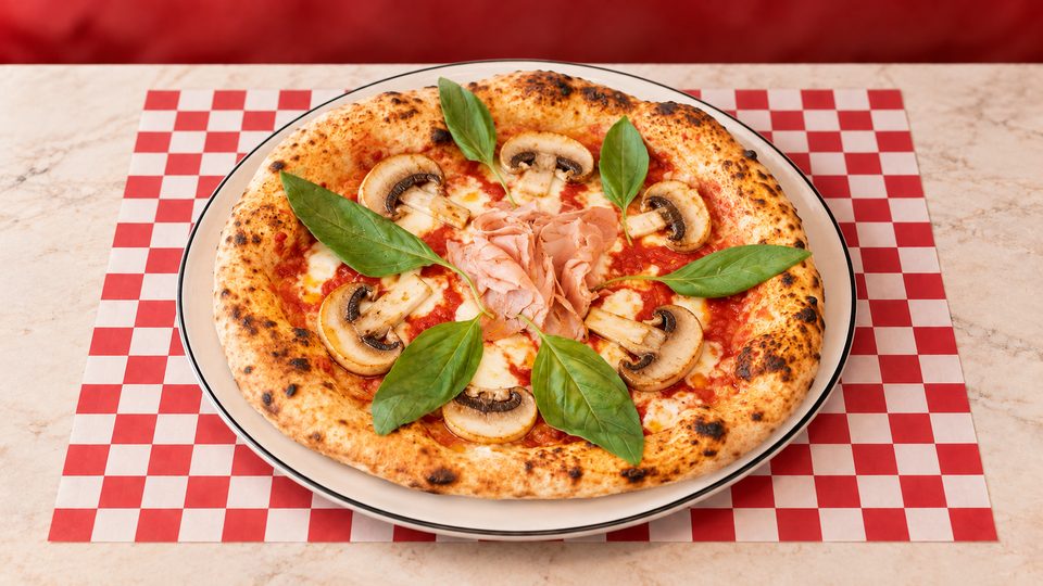 Pizza Regina — Sauce tomate, mozzarella fior di latte, jambon, champignons, oignons.
