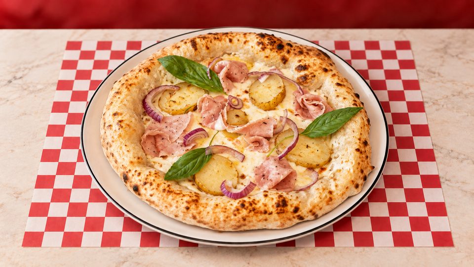 Pizza Savoyarde — Crème fraîche, mozzarella fior di latte, lardons de volaille, oignons, reblochon, pommes de terre.