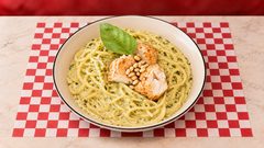 Spaghetti Pesto e Pollo — Sauce pesto, poulet, parmesan, pignons de pin.