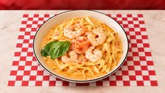 Tagliatelle al Salmone — Crème liquide, sauce tomate, saumon, ail, crevettes.