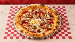 El Tonno — Sauce tomate, mozzarella fior di latte, thon, oignons, œuf, poivrons, persillade.