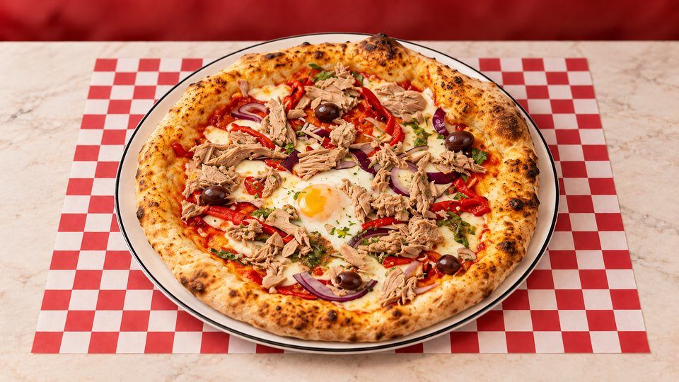 Pizza El Tonno — Sauce tomate, mozzarella fior di latte, thon, oignons, œuf, poivrons, persillade.