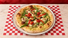 Alle Verdure — Sauce courgette, mozzarella fior di latte, aubergine, poivrons, champignons, roquette, olives, tomates cerises.