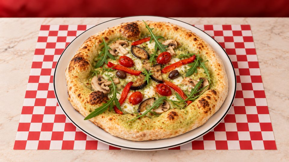 Pizza Alle Verdure — Sauce courgette, mozzarella fior di latte, aubergine, poivrons, champignons, roquette, olives, tomates cerises.
