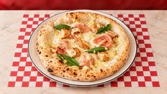 Yvelinoise — Crème fraîche, mozzarella fior di latte, poulet, jambon, brie, sauce béarnaise.