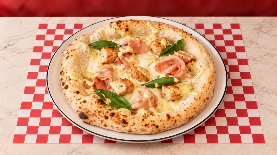 Pizza Yvelinoise — Crème fraîche, mozzarella fior di latte, poulet, jambon, brie, sauce béarnaise.
